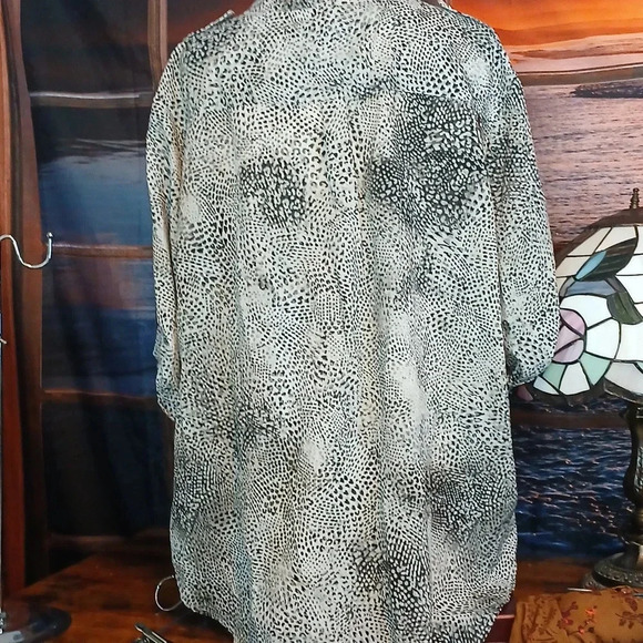 5/$25 APT 9 SNAKE PRINT BLACK AND WHITE BLOUSE - Picture 6 of 6